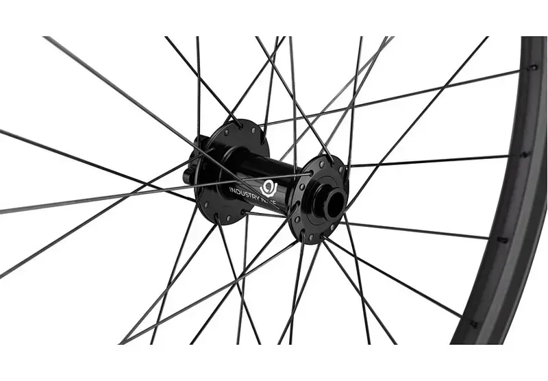 Specialized Traverse HD i9 1/1 Carbon Wheel in Black-4